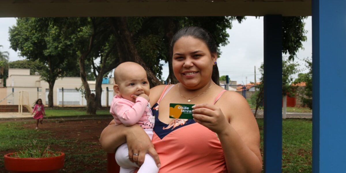 Governo de Goiás entrega cartões do Aluguel Social em Goiatuba
