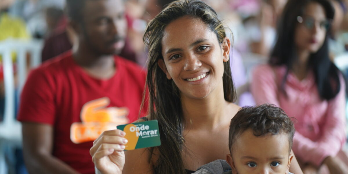 Governo de Goiás entrega mais de 4 mil cartões do Aluguel Social em julho e agosto