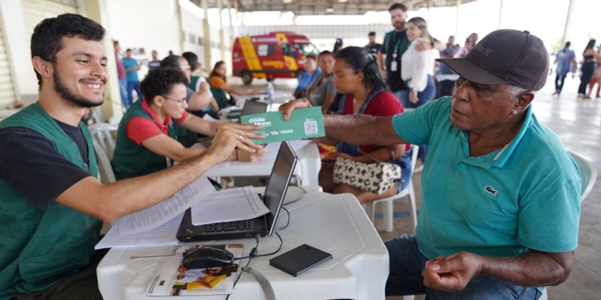 Governo de Goiás entrega quase 1.000 cartões do Aluguel Social em Trindade