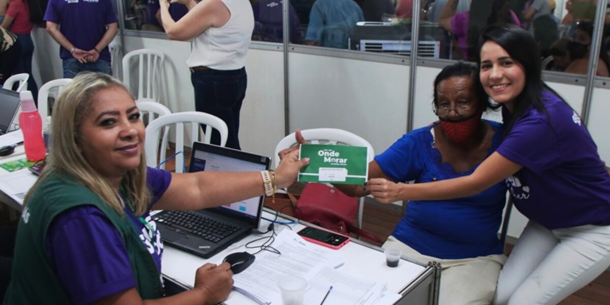 Agehab participa do Goiás Social Mulher com entrega de Aluguel Social e escrituras
