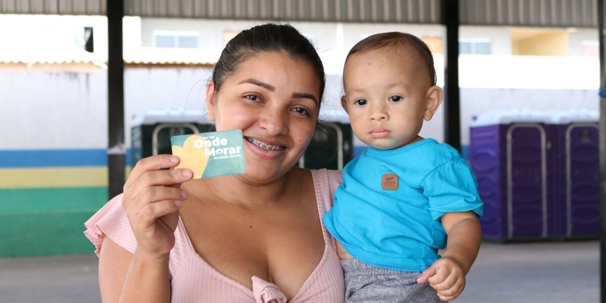 Agehab entrega 62 cartões do Aluguel Social em Campinorte