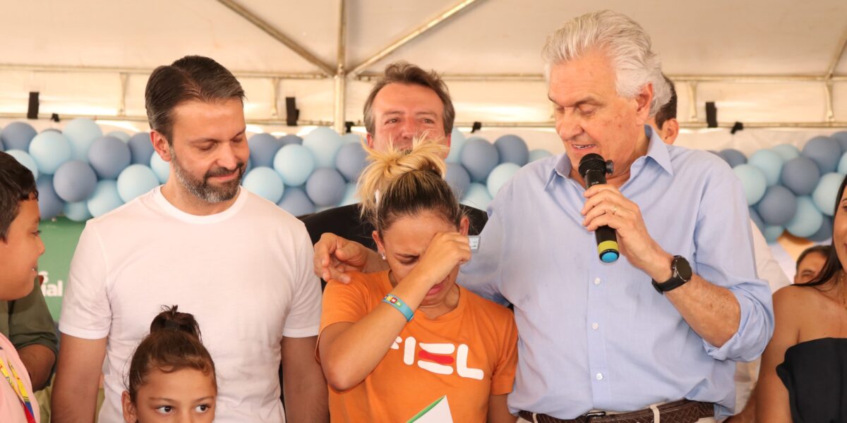 Caiado e Baldy entregam mais 100 casas do programa Casas a Custo Zero