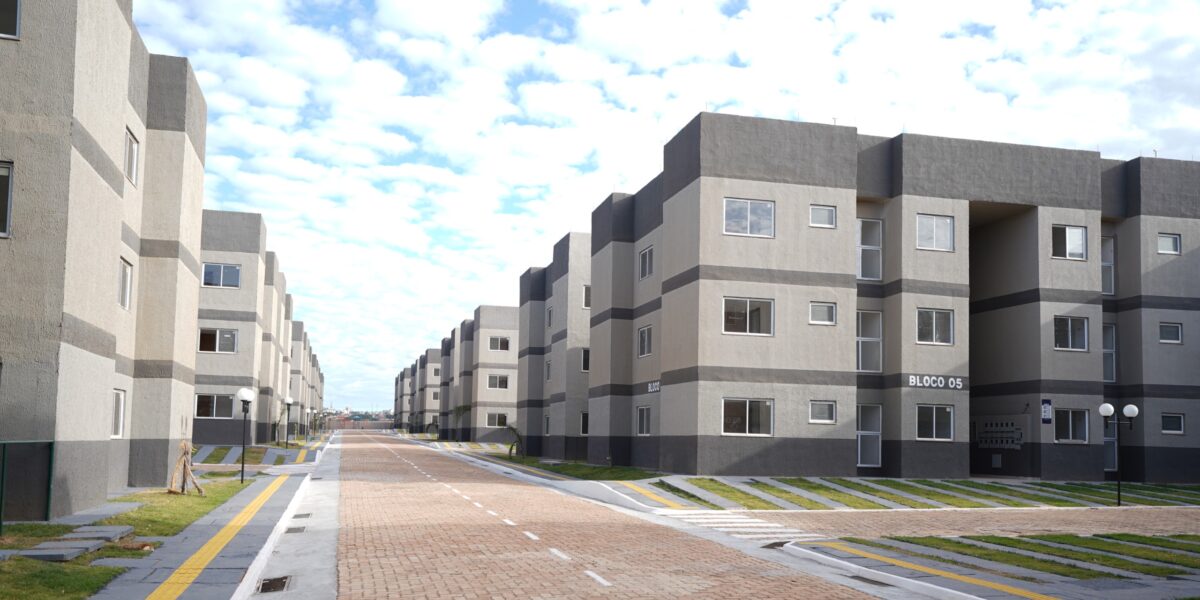 Governo de Goiás entrega 852 moradias em Valparaíso e cartões do Aluguel Social em Bonópolis nesta quarta (30/07)