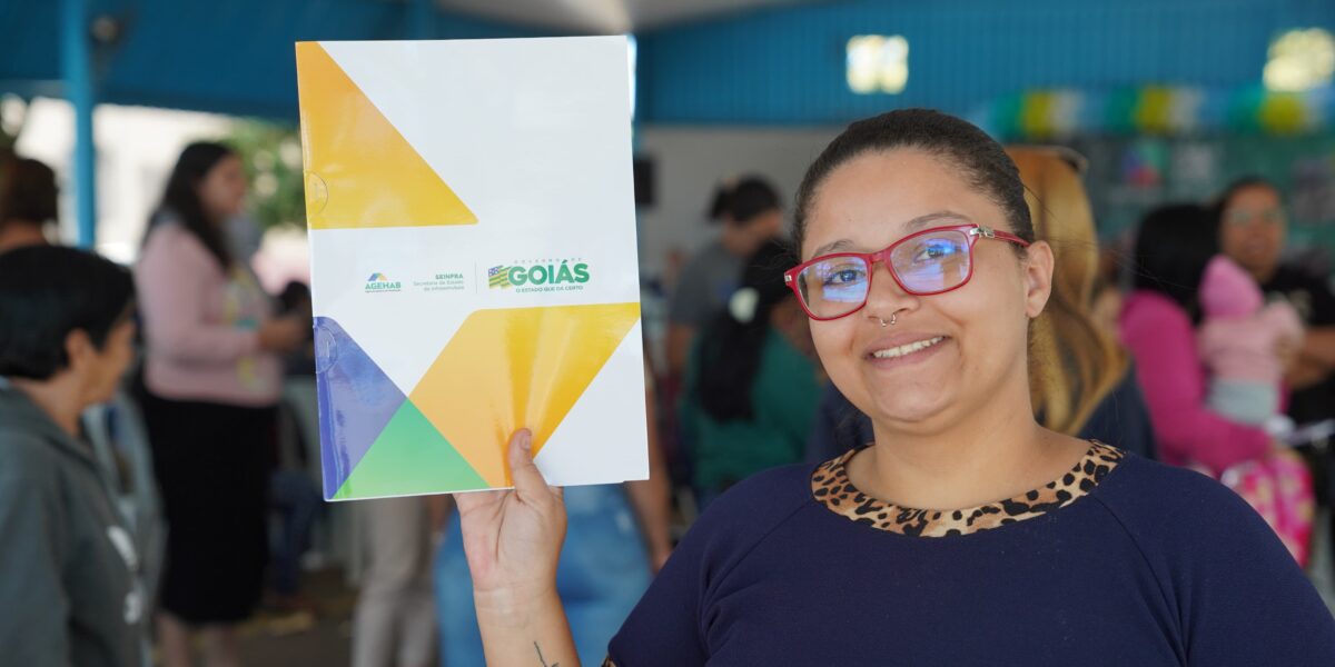 Agehab entrega 57 cartões do Aluguel Social e 40 escrituras do Casas a Custo Zero em Piracanjuba