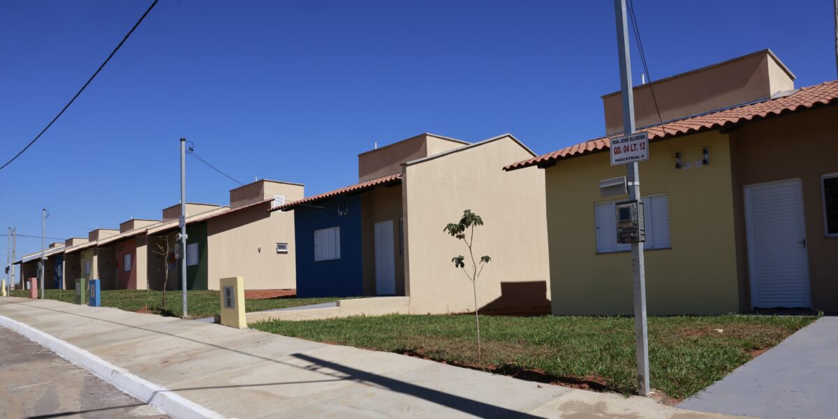 Governo de Goiás entrega 75 casas a custo zero em Mossâmedes e Adelândia