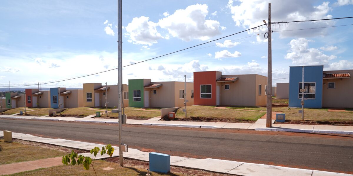 Agehab entrega 100 casas a custo zero em Quirinópolis