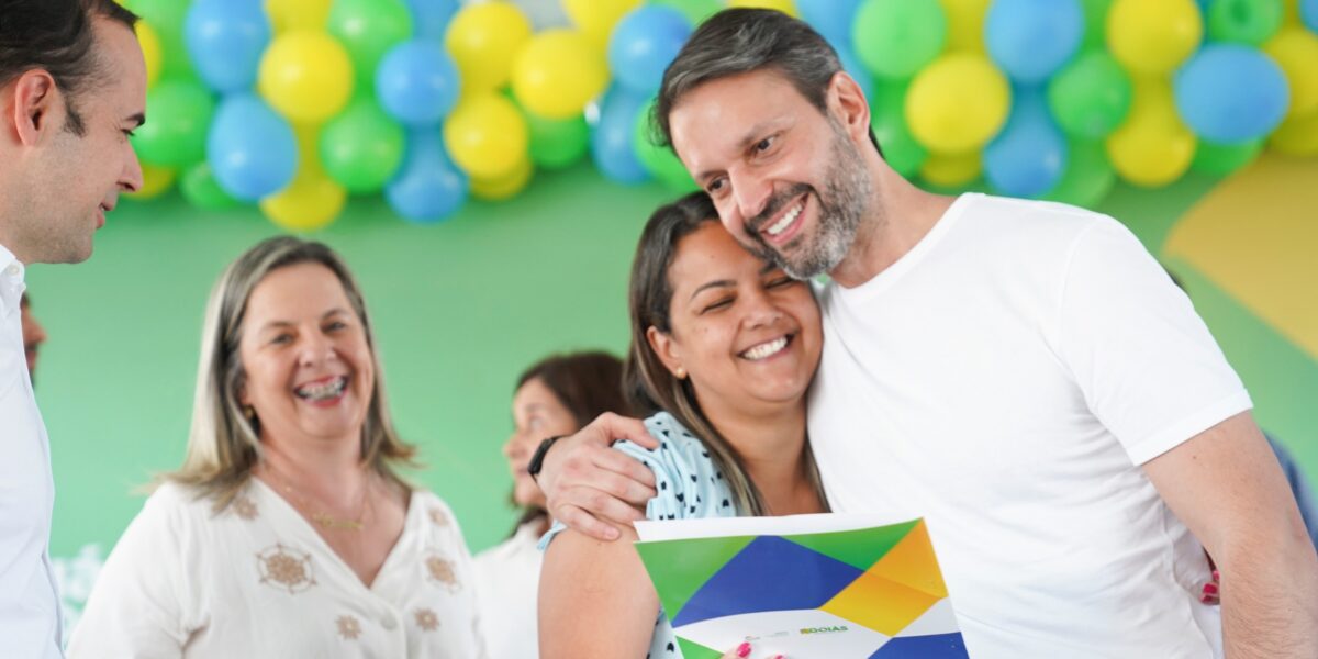 Baldy entrega 100 cartões do Aluguel Social e 50 escrituras de Casas a Custo Zero em Jandaia