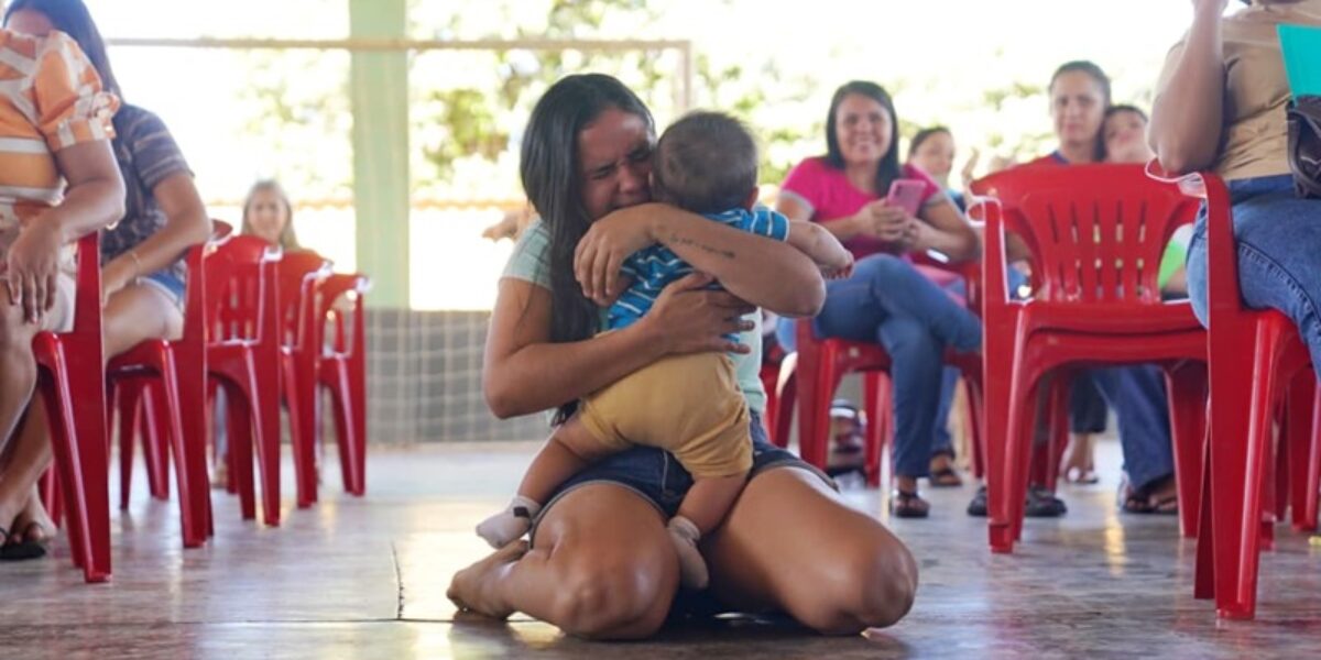Governo de Goiás entrega escrituras em Uruaçu e sorteia casas em Mutunópolis