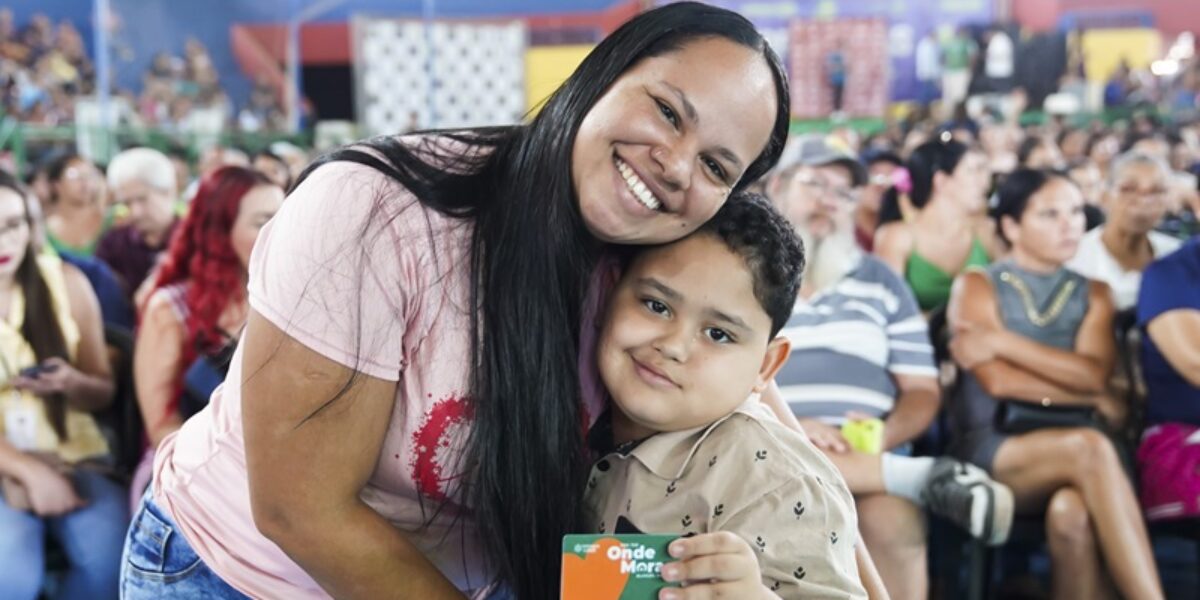 Agehab entrega benefícios habitacionais em Sanclerlândia e Montes Claros
