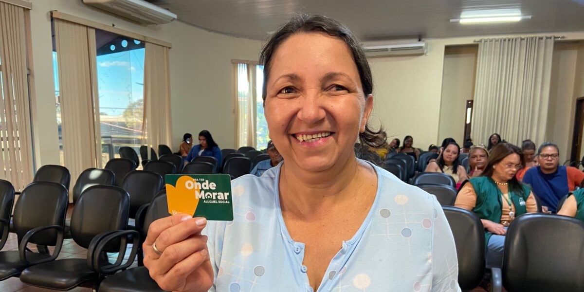 Famílias de Três Ranchos e Ipameri recebem cartões do Aluguel Social