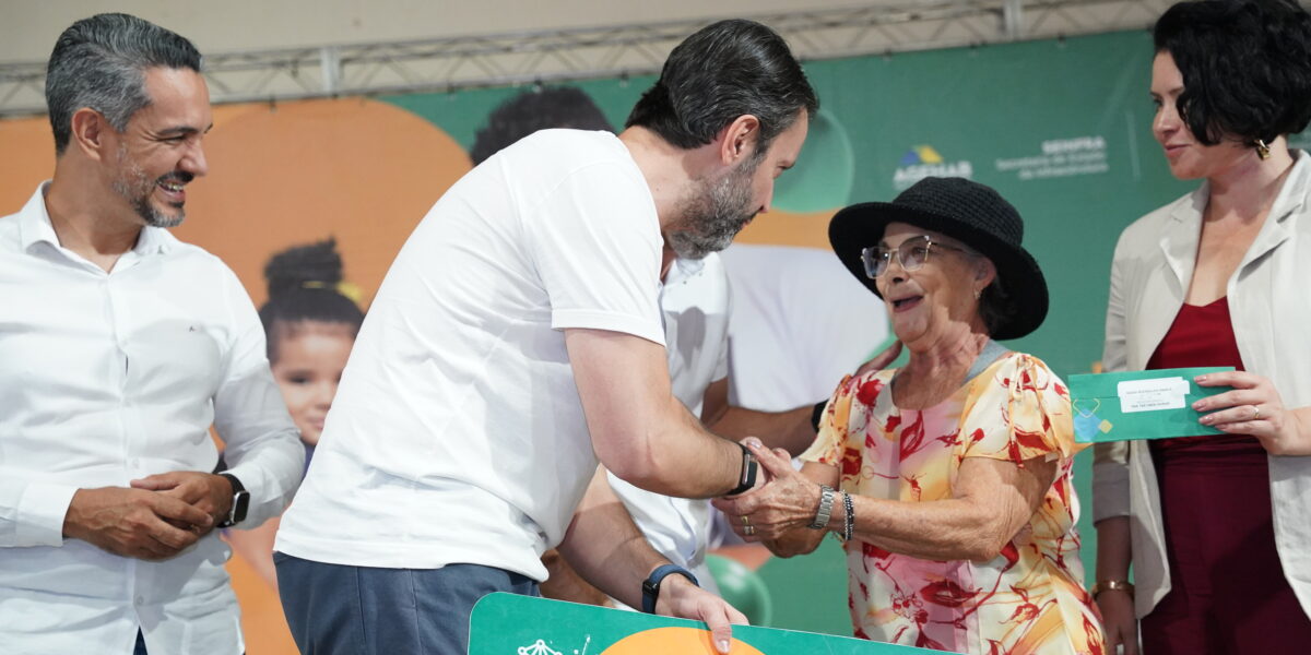 Agehab entrega cartões do Aluguel Social em Novo Gama e Ouvidor