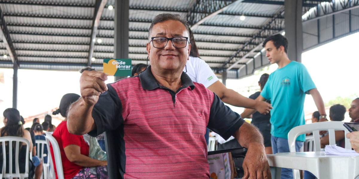 Governo de Goiás entrega escrituras e cartões do Aluguel Social em 4 municípios do Nordeste Goiano