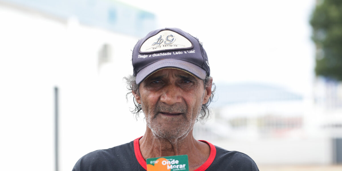 Agehab entrega escrituras e cartões do Aluguel Social em Jussara e Matrinchã