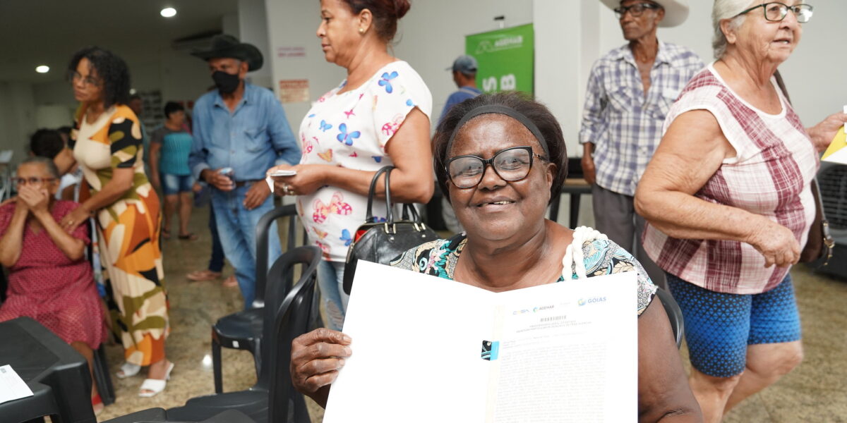 Governo de Goiás entrega 99 escrituras de casas a custo zero em São Francisco de Goiás