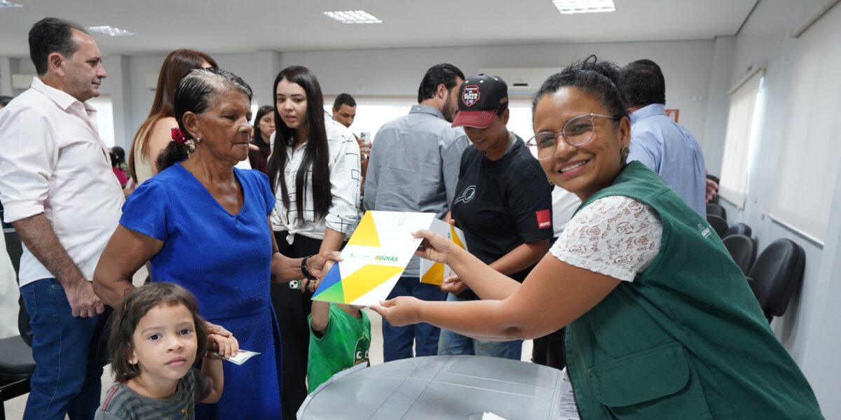 Mais de 600 famílias de Uruaçu recebem as escrituras de suas moradias
