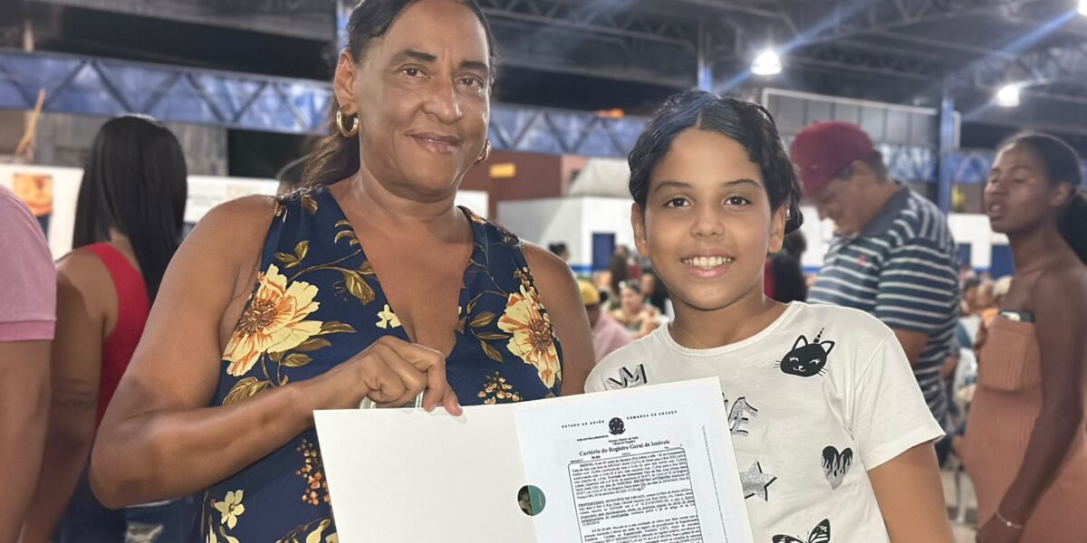 Famílias de Uruaçu comemoram entrega de 619 escrituras