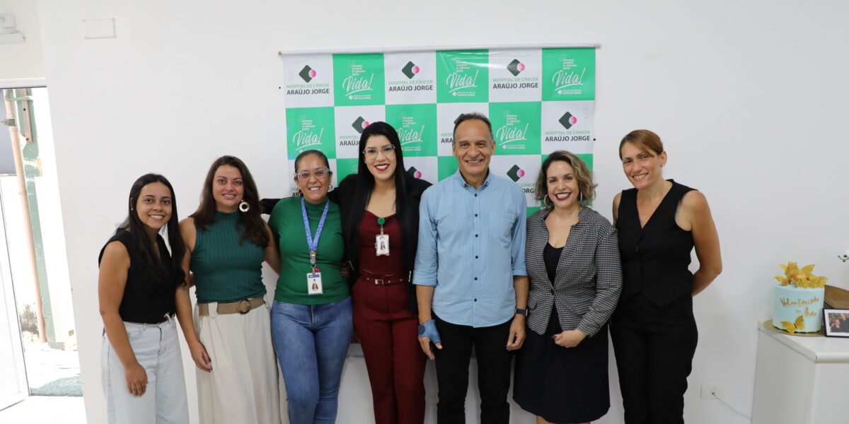 AGR entrega kits de brinquedo a crianças do Hospital Araújo Jorge