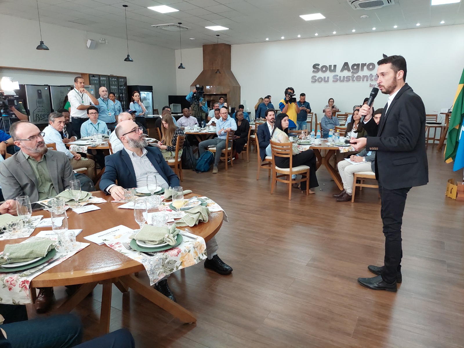 Secretário Pedro Leonardo Rezende fala aos representantes de embaixadas: "Goiás é protagonista no tema dos bioinsumos" (Foto: Divulgação/Seapa)