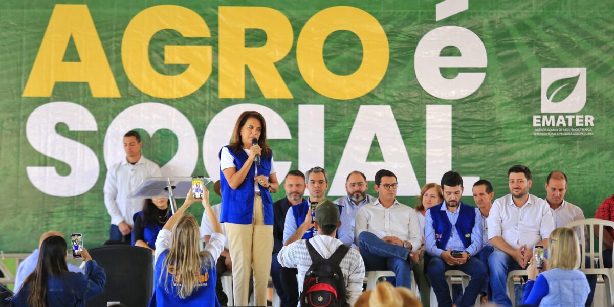 Em Itaberaí, Gracinha Caiado entrega cartões do Crédito Social e lança programa voltado para pequenos produtores de leite