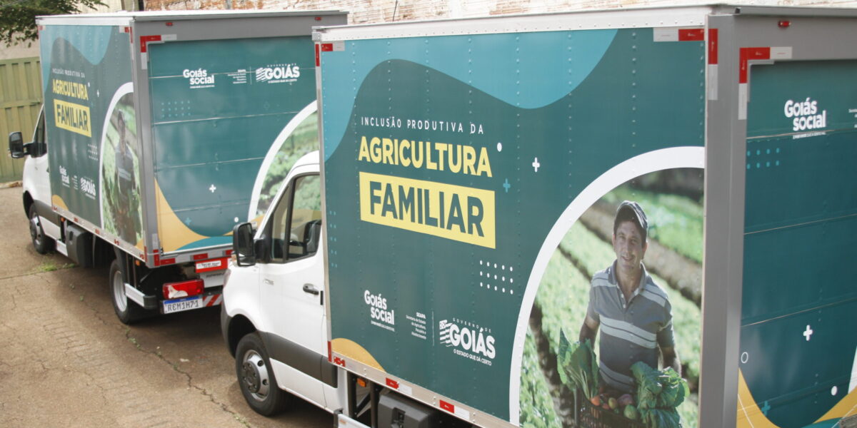 Governo de Goiás entrega títulos de domínio de terras e caminhões destinados à agricultura familiar