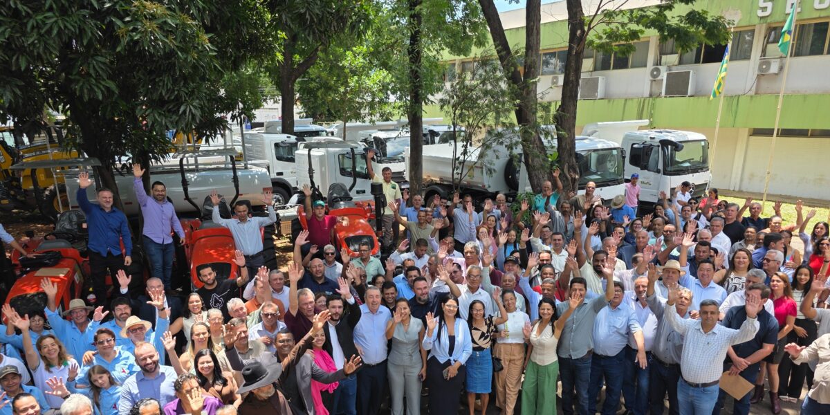 Governo de Goiás entrega maquinário e títulos de terra à agricultura familiar
