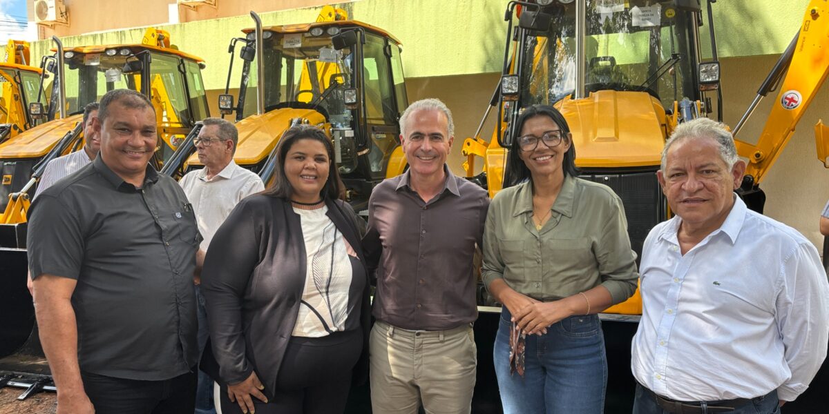Governo de Goiás entrega 16 máquinas a 15 municípios pelo Programa Mecaniza Campo