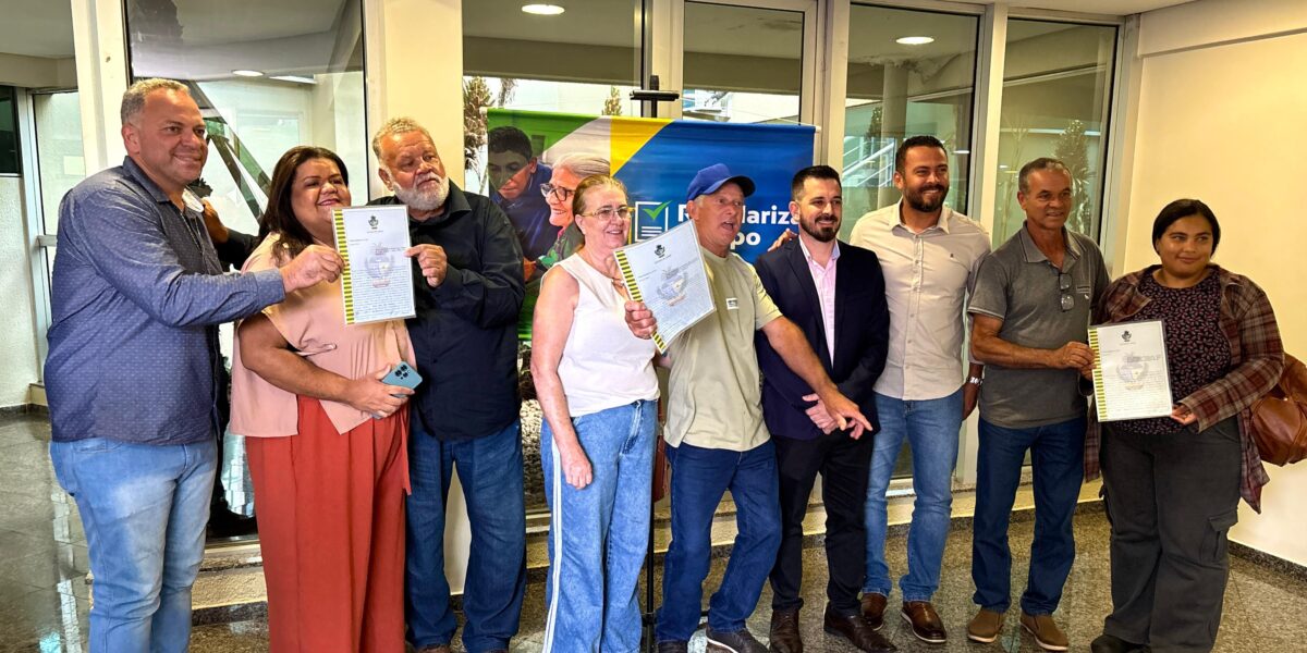 Governo de Goiás entrega 500º título do Regulariza Campo a produtores rurais