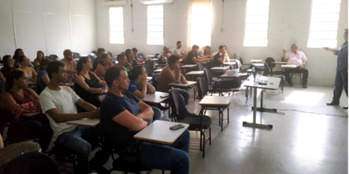 Veterinário da Agrodefesa faz palestra sobre Programa Estadual de Enfermidades Vesiculares na Faculdade Anhanguera, em Anápolis