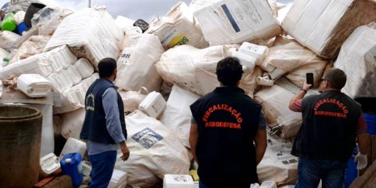 Agrodefesa apreende em Anápolis duas toneladas de embalagens de agrotóxicos em empresa de reciclagem