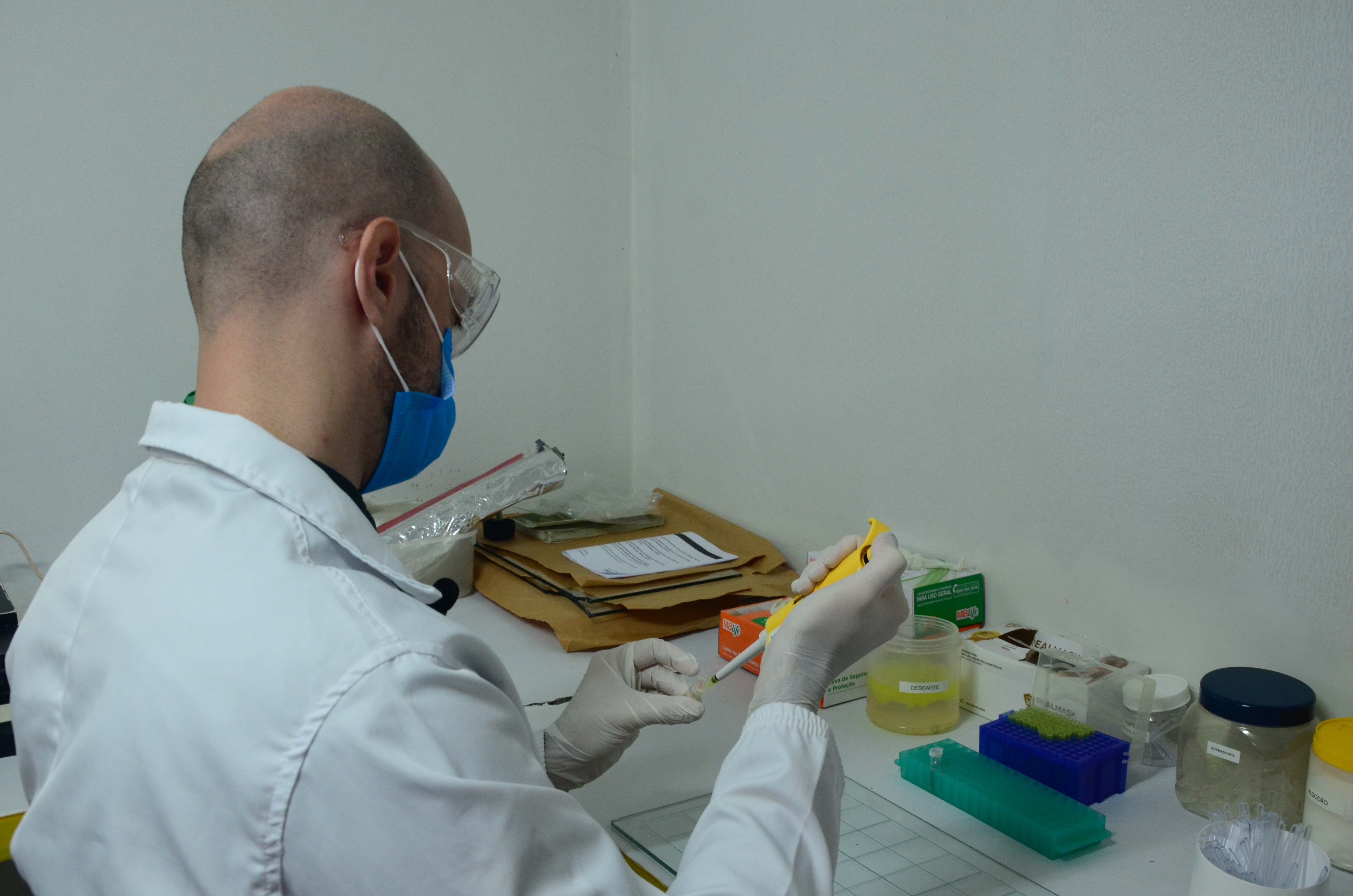Laboratório de Análises e Diagnóstico Veterinário da Agrodefesa realiza exames de brucelose em Goiás