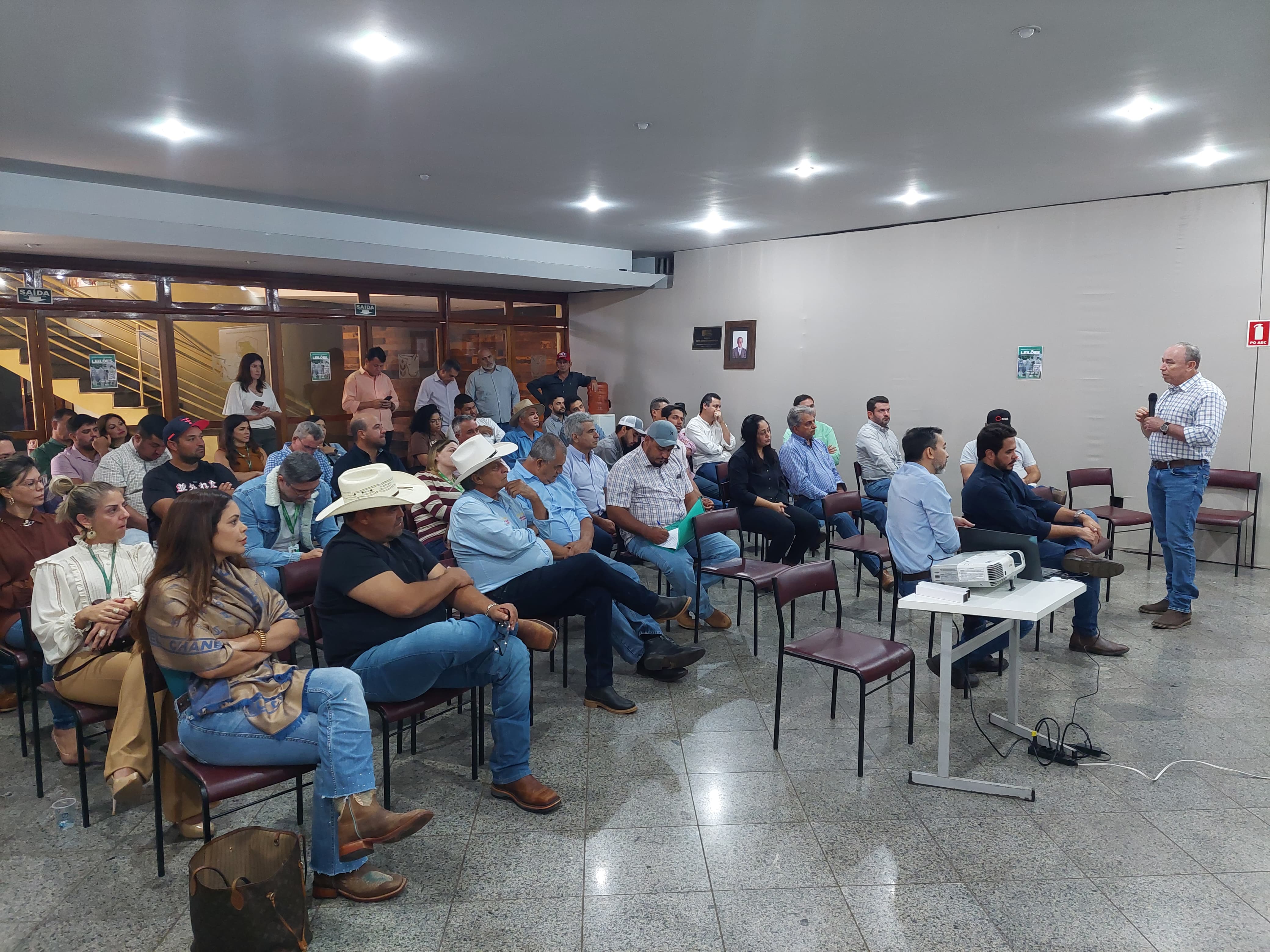 Agrodefesa debate questões legais e boas práticas sanitárias aplicadas aos leilões de bovinos em Goiás