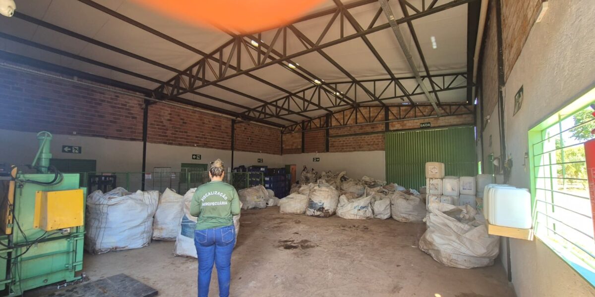 Agrodefesa apreende sete toneladas de embalagens trituradas irregulares de agrotóxicos, em Abadiânia