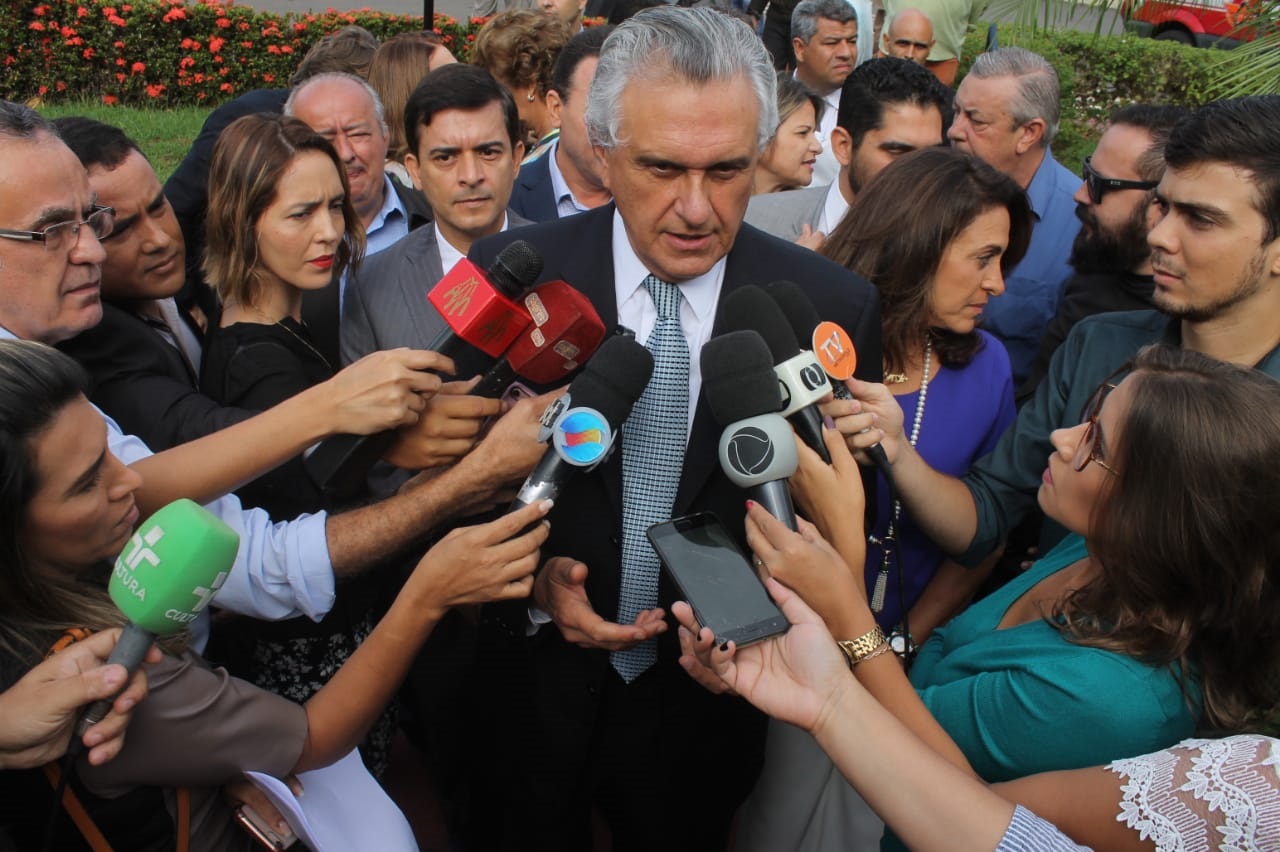 Secretário acompanha governador durante coletiva de imprensa