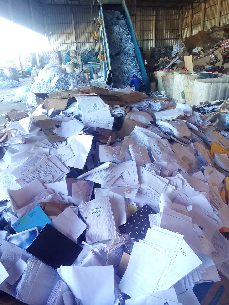 Foto mostra reciclagem de papeis doados pela Casa Civil