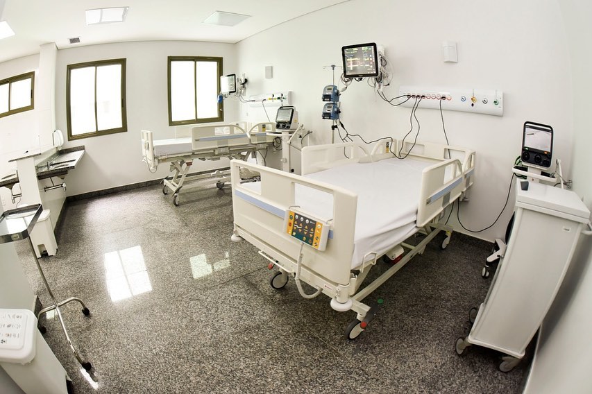 Foto mostra leitos vazios em hospital
