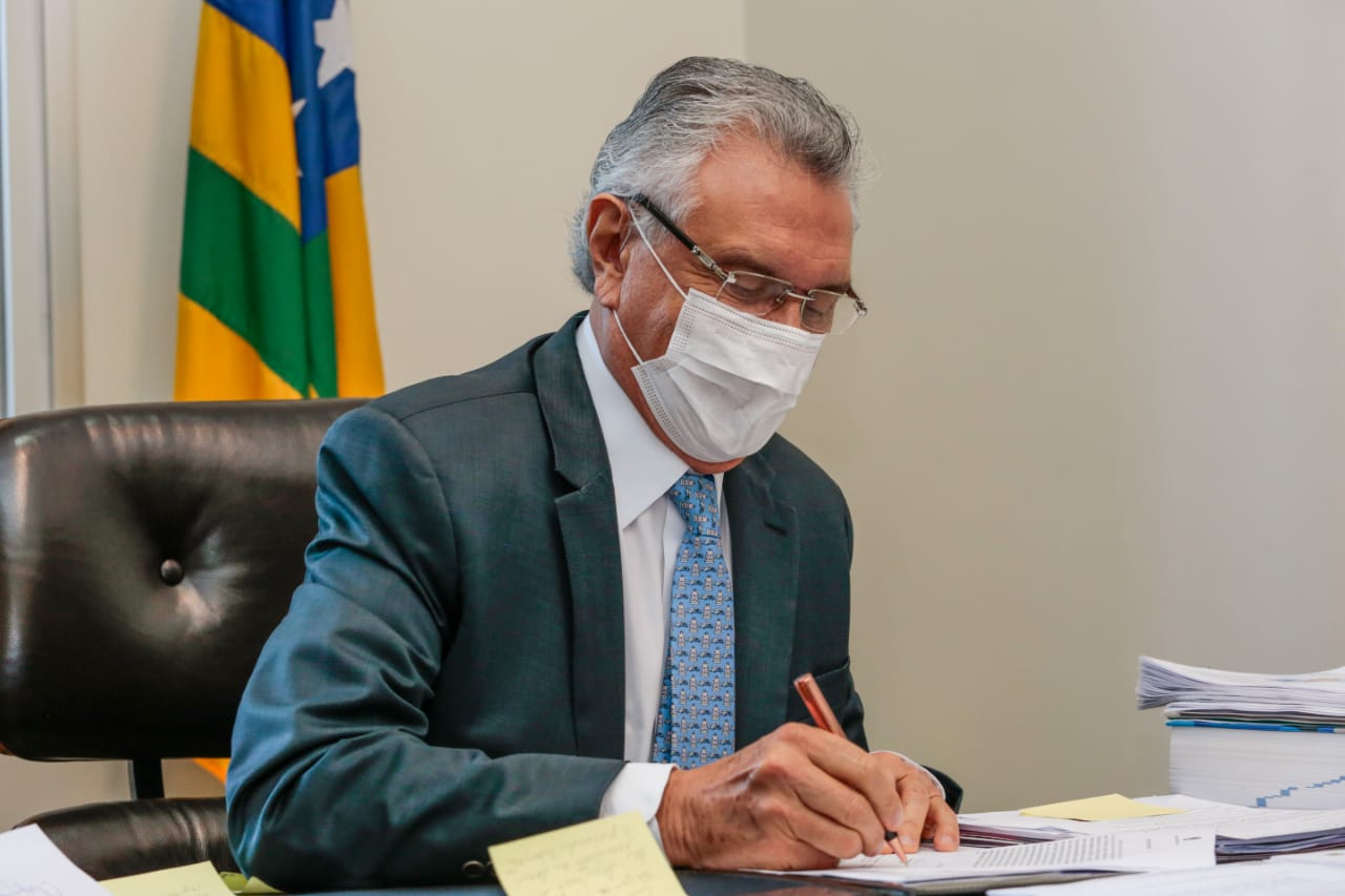 Governador assina protocolo de máscara