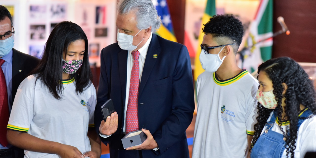 Governo de Goiás destina 1.136 aparelhos de celular apreendidos pela Receita Federal a estudantes da rede estadual de ensino