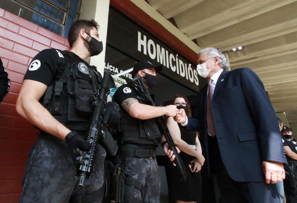 Ao lado do secretário de Segurança Pública, Rodney Miranda, e do delegado-geral Odair José, governador Ronaldo Caiado visita complexo de delegacias especializadas e autoriza a criação da Cidade da Polícia Civil em Goiás, que deve incorporar 16 unidades