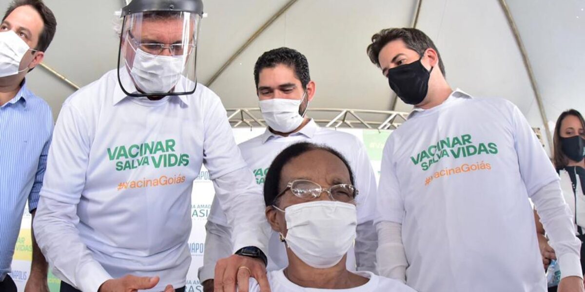 Único governador médico do Brasil, Caiado aplica primeira vacina em Goiás