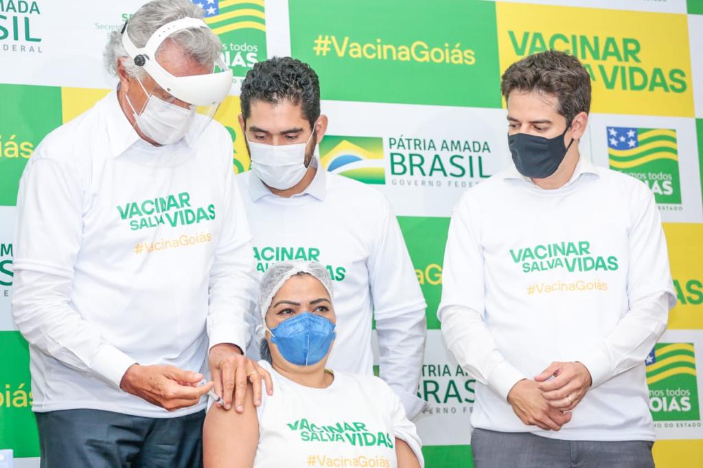 Repasse inicial de doses da CoronaVac para Goiás será suficiente para imunizar até 91 mil goianos. Dois técnicos de enfermagem já foram vacinados nesta segunda-feira (18/01), na capital, um no Hospital de Campanha de Goiânia e outro na Maternidade Célia Câmara