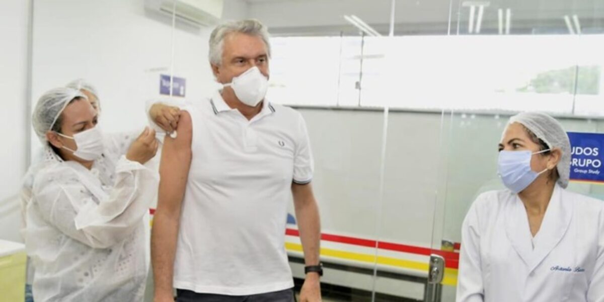 Governador Ronaldo Caiado recebe 1ª dose da vacina CoronaVac
