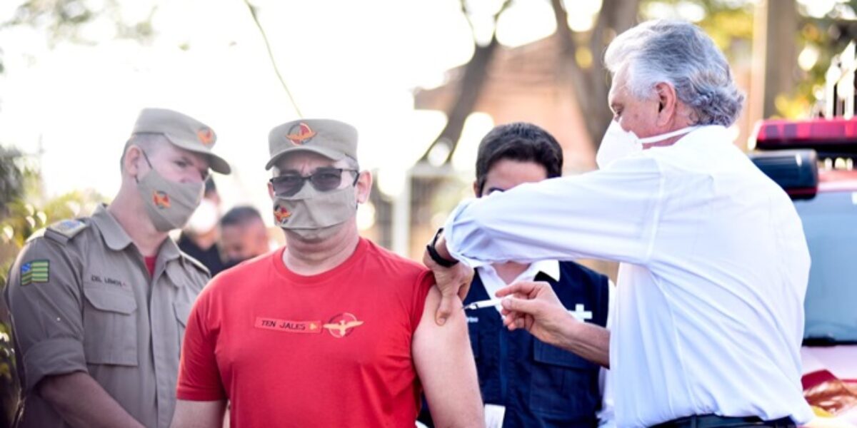 Membros da segurança pública começam a ser vacinados em Goiás