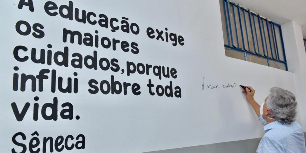 Governo de Goiás anuncia imunização de professores contra Covid-19 até o fim do mês de maio