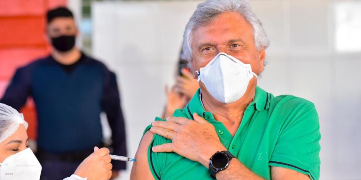 Governador Ronaldo Caiado recebe segunda dose de vacina contra Covid-19