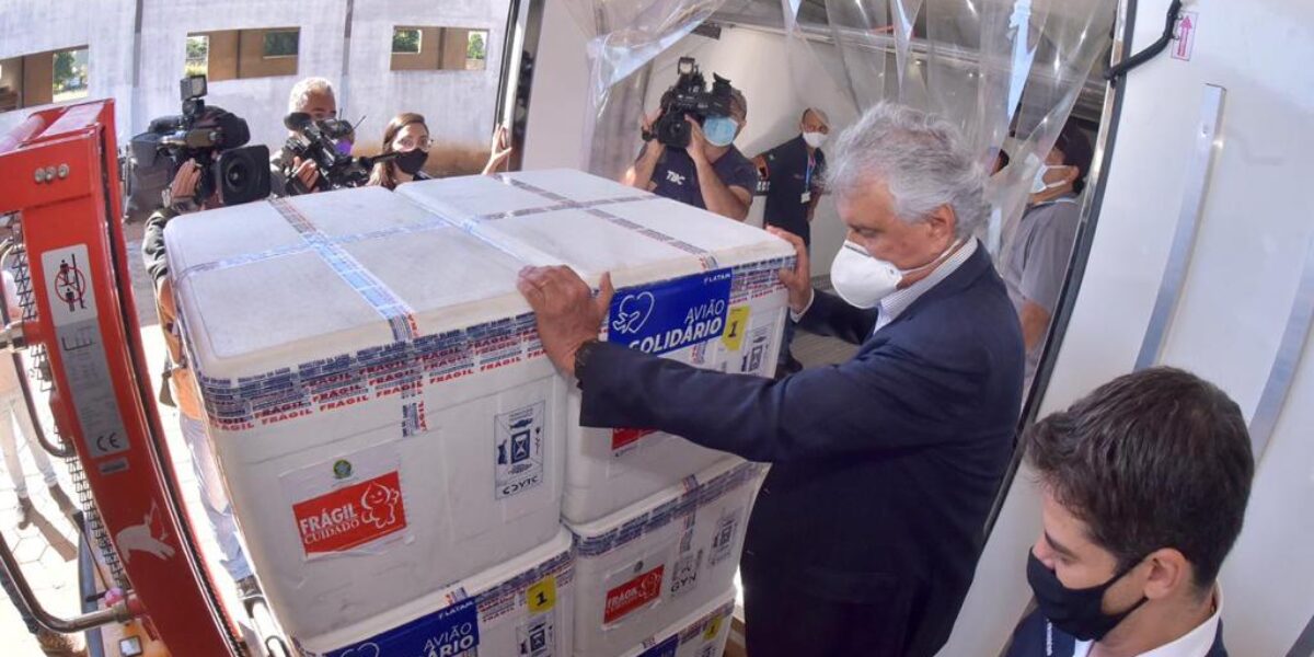 Goiás recebe 211 mil vacinas, maior remessa contra Covid-19 destinada para primeira dose