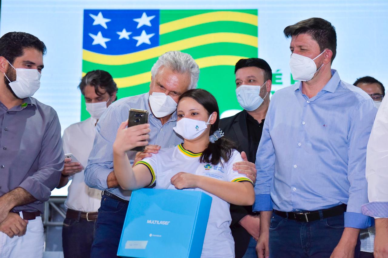 Objetivo é promover condições de conectividade a jovens que se preparam para o Enem 2021. Ao todo, Governo de Goiás investe R$ 144 milhões na aquisição de Chromebooks, que serão distribuídos a todos alunos da 3ª série do Ensino Médio. Reforma de escolas e da Coordenação Regional de Educação de Aparecida de Goiânia contou com investimentos de R$ 929,6 mil. Estado recebe ainda acesso a aplicativo que vai contribuir com avaliação no ambiente escolar. “Chegamos à educação do século XXI. Saímos de um quadro analógico para um momento mais sofisticado, moderno, atual e com objetivo único de gerar conhecimento”, afirma governador