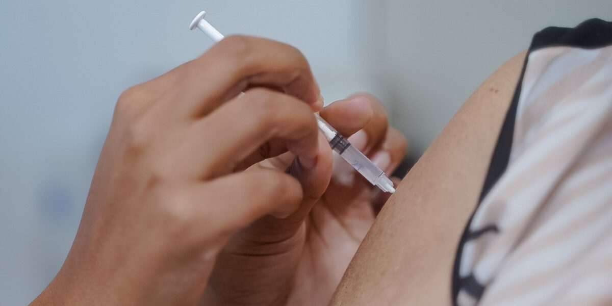 Governo de Goiás convoca população a tomar a vacina bivalente contra Covid-19