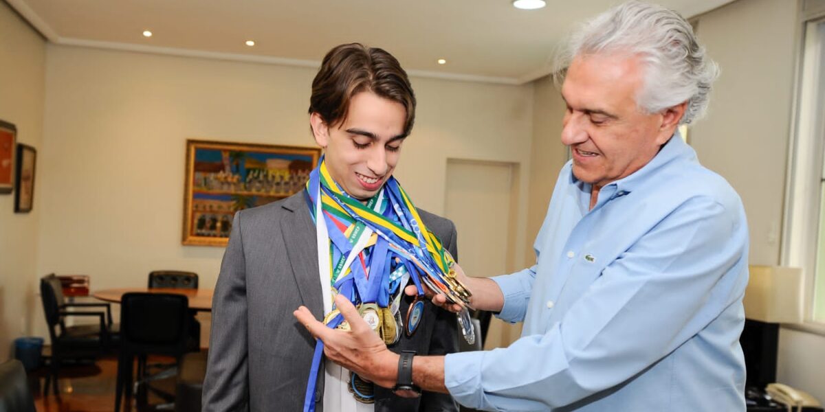 Caiado recebe estudante vencedor de olimpíada de economia e destaca papel transformador da educação