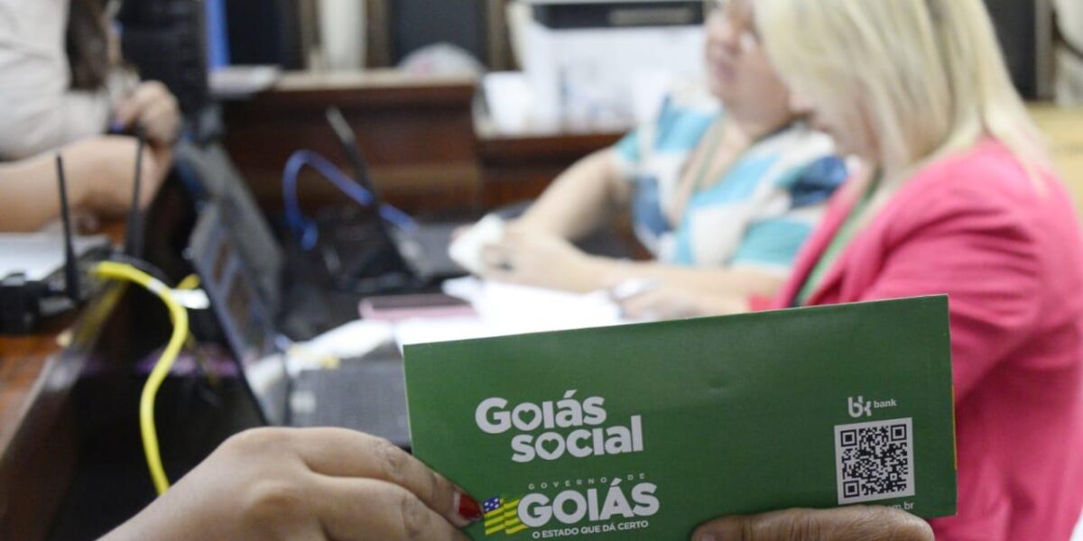 Governo de Goiás entrega mais 180 cartões do programa Goiás por Elas