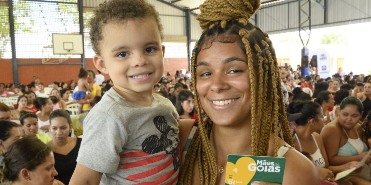 Goiás Social entrega mais de 10 mil cartões do Mães de Goiás e Dignidade durante Feirão de Empregos na Praça Cívica